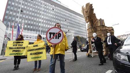 ABD0050_20141121 - WIEN - STERREICH: Eine Aktion von Greenpeace "Trojanisches Pferd zieht durch Wien" aufgenommen am Freitag, 21. November 2014, vor der WK in Wien. - FOTO: APA/HELMUT FOHRINGER