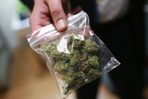 A bag of medical marijuana is shown at Oaksterdam University, a trade school for the cannabis industry, in Oakland, California July 23, 2009. Voters in the City of Oakland recently  passed Measure F, which  creates a new business tax rate for medical marijuana dispensaries. Picture taken July 23, 2009.  REUTERS/Robert Galbraith   (UNITED STATES SOCIETY POLITICS EDUCATION BUSINESS)
