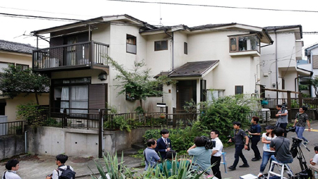 epa05441209 Members of the media crowd around the alleged house of the suspect in Sagamihara, Kanagawa Prefecture, about 60km west of Tokyo, Japan 26 July 2016. A man stabbed residents at a residential care facility for disabled people with a knife killing at least 15 and injuring at least 26 in the early morning hours of 26 July. Kanagawa police arrested Satoshi Uematsu, 26, who turned himself in to a local police station, and admitted to perpetrating the attack.  EPA/KIMIMASA MAYAMA