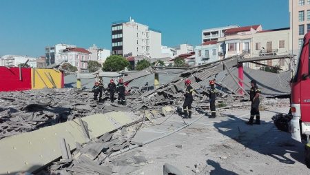 Πυροσβέστες ψάχνουν στα συντρίμμια μετά την κατάρρευση οροφής στα πρώην κρατητήρια στο παλιό λιμάνι της Πάτρας, που είχε ως αποτέλεσμα τον θανάσιμο τραυματισμό ενός άνδρα, την Παρασκευή 4 Αυγούστου 2017. Σε εξέλιξη είναι οι έρευνες των ανδρών της 6ης ΕΜΑΚ και της Πυροσβεστικής υπηρεσίας Πατρών, για τον εντοπισμό τυχόν εγκλωβισμένων μετά την κατάρρευση. Το κτίριο επρόκειτο να κατεδαφιστεί μέσα στο επόμενο τρίμηνο, σύμφωνα με όσα αναφέρουν τα τοπικά μέσα ενημέρωσης. ΑΠΕ ΜΠΕ/ΑΠΕ ΜΠΕ/STR