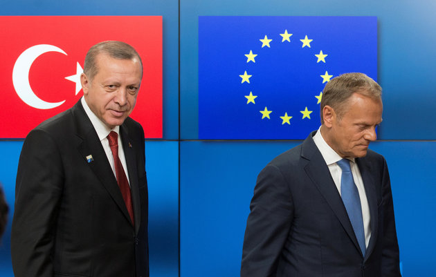 Turkish President Recep Tayyip Erdogan (L) stands with European Council President Donald Tusk before a meeting at the European Council in Brussels, Belgium, May 25, 2017.  REUTERS/Olivier Hoslet/Pool