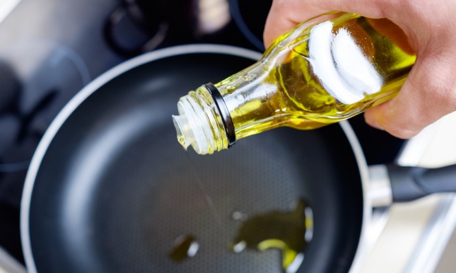 dripping-pan-and-olive-oil-picture-id639361650