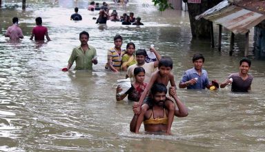 Balurghat: Flood affeccted villagers shift to safer places near Balurghat in South Dinajpur district of West Bengal on Tuesday. PTI Photo (PTI8_15_2017_000190B)