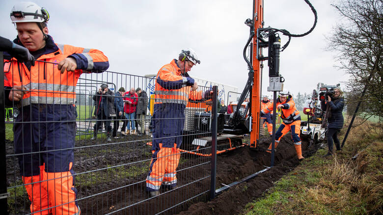 2019-01-28T132507Z_190204548_RC1A0791D1A0_RTRMADP_3_DENMARK-GERMANY-FENCE