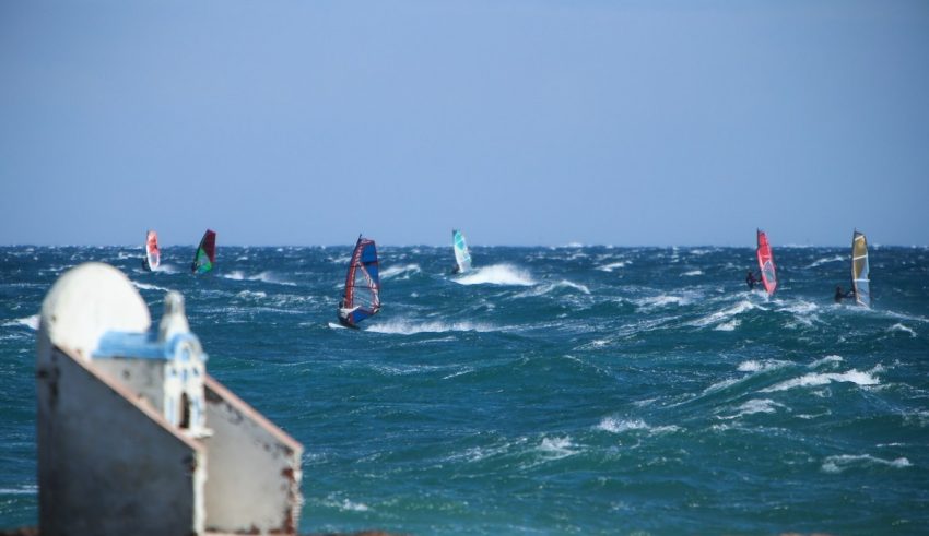 Kitesurfers and windsurfers enjoy a windy day at Artemida, a seaside resort town in East Attica, Greece, on March 31, 2019 / Κάιτσερφερς και Γουίντσερφερς απολαμβάνουν τον δυνατό άνεμο στην παραλία της Αρτέμιδας, στην Ανατολική Αττική, 31 Μαρτίου, 2019