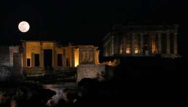 The 'super moon' rises over the Acropolis hill in Athens, on February 19, 2019. / Η 'υπερπανσέλληνος' ανατέλει πάνω απο τον Βράχο της Ακρόπολης, στην Αθήνα, στις 19 Φεβρουαρίου, 2019