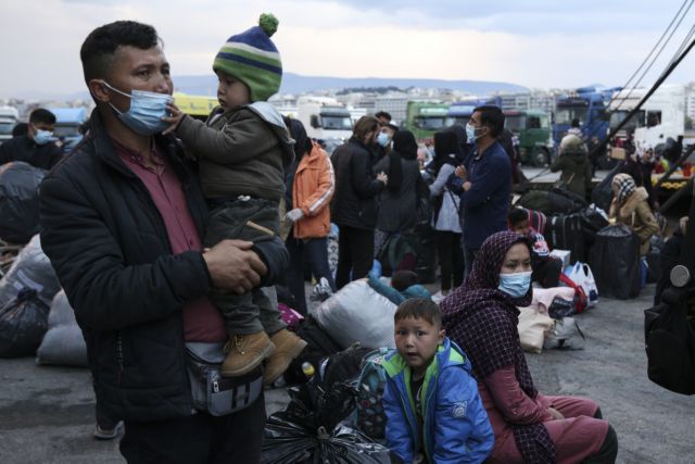 Refugees and migrants disembark in the port of Pireaus, Greece on April 4, 2020. / Πρόσφυγες και μετανάστες απoβιβάζονται στο λιμάνι του Πειραιά, 4 Απριλίου, 2020.