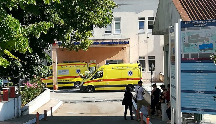 Ασθενοφόρο του ΕΚΑΒ μεταφέρει στο Μαμάτσειο νοσοκομείο τους τραυματίες μετά την επίθεση ενός άντρα με τσεκούρι εντός του κτιρίου της ΔΟΥ Κοζάνης, Πέμπτη 16 Ιουλίου 2020. Από την επίθεση τραυματίστηκαν τέσσερις υπάλληλοι και ο δράστης συνεκλήθη. ΑΠΕ-ΜΠΕ/ΑΠΕ-ΜΠΕ/ΔΗΜΗΤΡΗΣ ΣΤΡΑΒΟΥ