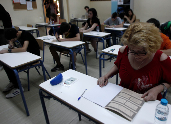 Μαθητές της Γ' λυκείου συμμετέχουν στις πανελλαδικές εξετάσεις στο 46ο Γενικό Λύκειο της Αθήνας, Δευτέρα 18 Μαΐου 2015. Πρεμιέρα σήμερα για τις Πανελλαδικές εξετάσεις με 105 χιλιάδες υποψηφίους να διεκδικούν μία από τις 68.345 θέσεις στην τριτοβάθμια εκπαίδευση (44.200 στα Πανεπιστήμια και 24.145 στα ΤΕΙ). ΑΠΕ-ΜΠΕ/ΑΠΕ-ΜΠΕ/ΑΛΕΞΑΝΔΡΟΣ ΒΛΑΧΟΣ