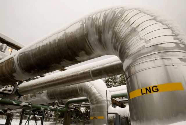 FILE PHOTO: Snow covered transfer lines are seen at the Dominion Cove Point Liquefied Natural Gas (LNG) terminal in Lusby, Maryland March 18, 2014. REUTERS/Gary Cameron  (UNITED STATES)/File Photo