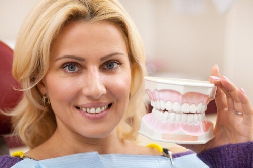 γυναίκα-δόντια-υγιή-ούλα-500x333-1