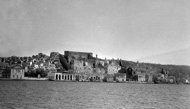 Κάστρο_Τσεσμέ_και_πέριξ_κτίρια_από_τη_θάλασσα