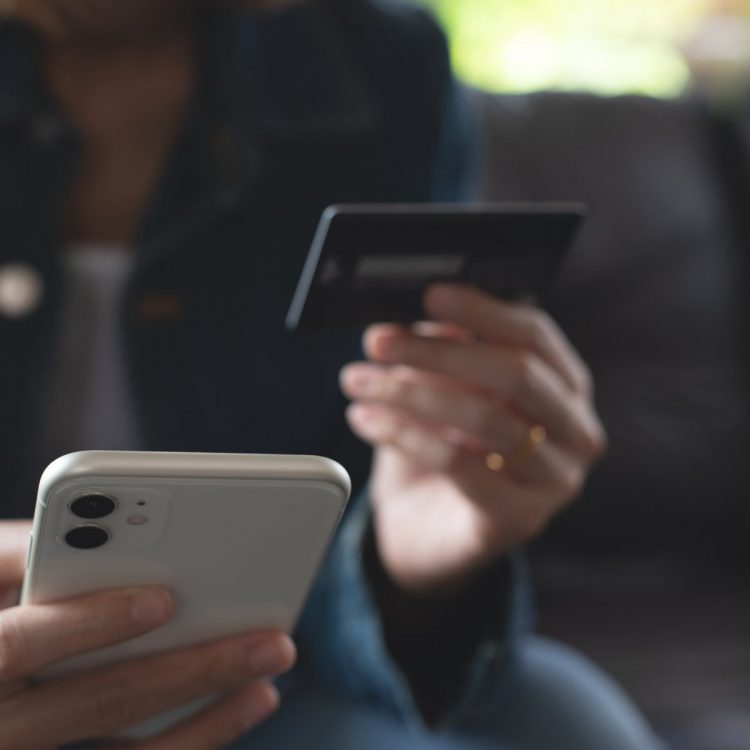 gynaika-kinito-trapeziki-karta-xeria