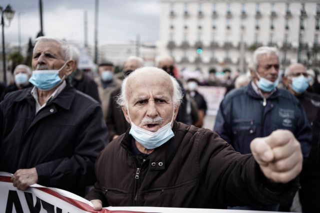 Protest held by pensioner organisations against the government policies toward them  in Athens on 14 Dec 2021/Πορεία οργανώσεων συνταξιούχων ενάντια την κυβερνητική πολιτική στην Αθήνα στις 14 Δεκ 2021