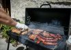 Όσοι δεν έφυγαν και επέλεξαν να μείνουν στην Αθήνα, τήρησαν το έθιμο της ψησταριάς και σε αυλές, ταράτσες, ακόμα και σε μπαλκόνια, έψησαν για την παρέα ή την οικογένεια.Στιγμιότυπα από γειτονιές της Καισαριανής,Κυριακή του Πάσχα 16 Απριλίου 2023  (ΤΑΤΙΑΝΑ ΜΠΟΛΑΡΗ/EUROKINISSI)