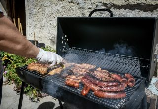 Όσοι δεν έφυγαν και επέλεξαν να μείνουν στην Αθήνα, τήρησαν το έθιμο της ψησταριάς και σε αυλές, ταράτσες, ακόμα και σε μπαλκόνια, έψησαν για την παρέα ή την οικογένεια.Στιγμιότυπα από γειτονιές της Καισαριανής,Κυριακή του Πάσχα 16 Απριλίου 2023  (ΤΑΤΙΑΝΑ ΜΠΟΛΑΡΗ/EUROKINISSI)