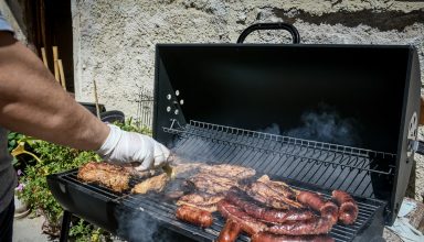 Όσοι δεν έφυγαν και επέλεξαν να μείνουν στην Αθήνα, τήρησαν το έθιμο της ψησταριάς και σε αυλές, ταράτσες, ακόμα και σε μπαλκόνια, έψησαν για την παρέα ή την οικογένεια.Στιγμιότυπα από γειτονιές της Καισαριανής,Κυριακή του Πάσχα 16 Απριλίου 2023  (ΤΑΤΙΑΝΑ ΜΠΟΛΑΡΗ/EUROKINISSI)