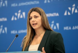 Η εκπρόσωπος Τύπου της Νέας Δημοκρατίας Σοφία Ζαχαράκη μιλά κατά τη διάρκεια της ενημέρωσης των πολιτικών συντακτών στα γραφεία της ΝΔ , Τρίτη 16 Απριλίου 2019. ΑΠΕ-ΜΠΕ/ΑΠΕ-ΜΠΕ/Παντελής Σαίτας