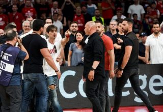 Ο πρόεδρος του Παναθηναϊκού Δημήτρης Γιαννακόπουλος διαμαρτύρεται  , κατά τη διάρκεια του αγώνα Ολυμπιακός - Παναθηναϊκός, για την 2η αγωνιστική των play off των τελικών της Greek Basketball League, στο ΣΕΦ, Πειραιάς, την Κυριακή 1η Ιουνίου 2025.  ΑΠΕ-ΜΠΕ / ΑΠΕ-ΜΠΕ / ΓΕΩΡΓΙΑ ΠΑΝΑΓΟΠΟΥΛΟΥ