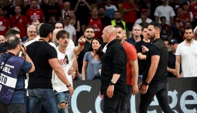 Ο πρόεδρος του Παναθηναϊκού Δημήτρης Γιαννακόπουλος διαμαρτύρεται  , κατά τη διάρκεια του αγώνα Ολυμπιακός - Παναθηναϊκός, για την 2η αγωνιστική των play off των τελικών της Greek Basketball League, στο ΣΕΦ, Πειραιάς, την Κυριακή 1η Ιουνίου 2025.  ΑΠΕ-ΜΠΕ / ΑΠΕ-ΜΠΕ / ΓΕΩΡΓΙΑ ΠΑΝΑΓΟΠΟΥΛΟΥ