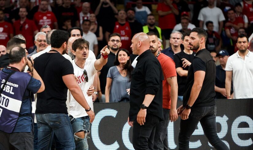 Ο πρόεδρος του Παναθηναϊκού Δημήτρης Γιαννακόπουλος διαμαρτύρεται , κατά τη διάρκεια του αγώνα Ολυμπιακός - Παναθηναϊκός, για την 2η αγωνιστική των play off των τελικών της Greek Basketball League, στο ΣΕΦ, Πειραιάς, την Κυριακή 1η Ιουνίου 2025. ΑΠΕ-ΜΠΕ / ΑΠΕ-ΜΠΕ / ΓΕΩΡΓΙΑ ΠΑΝΑΓΟΠΟΥΛΟΥ