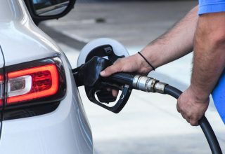 Στιγμιότυπο από ανεφοδιασμό αυτοκινήτου με βενζίνη σε πρατήριο καυσίμων στην Αθήνα.
(EUROKINISSI/ΔΗΜΗΤΡΗΣ ΧΑΙΡΕΤΑΚΗΣ)