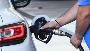 Στιγμιότυπο από ανεφοδιασμό αυτοκινήτου με βενζίνη σε πρατήριο καυσίμων στην Αθήνα.
(EUROKINISSI/ΔΗΜΗΤΡΗΣ ΧΑΙΡΕΤΑΚΗΣ)